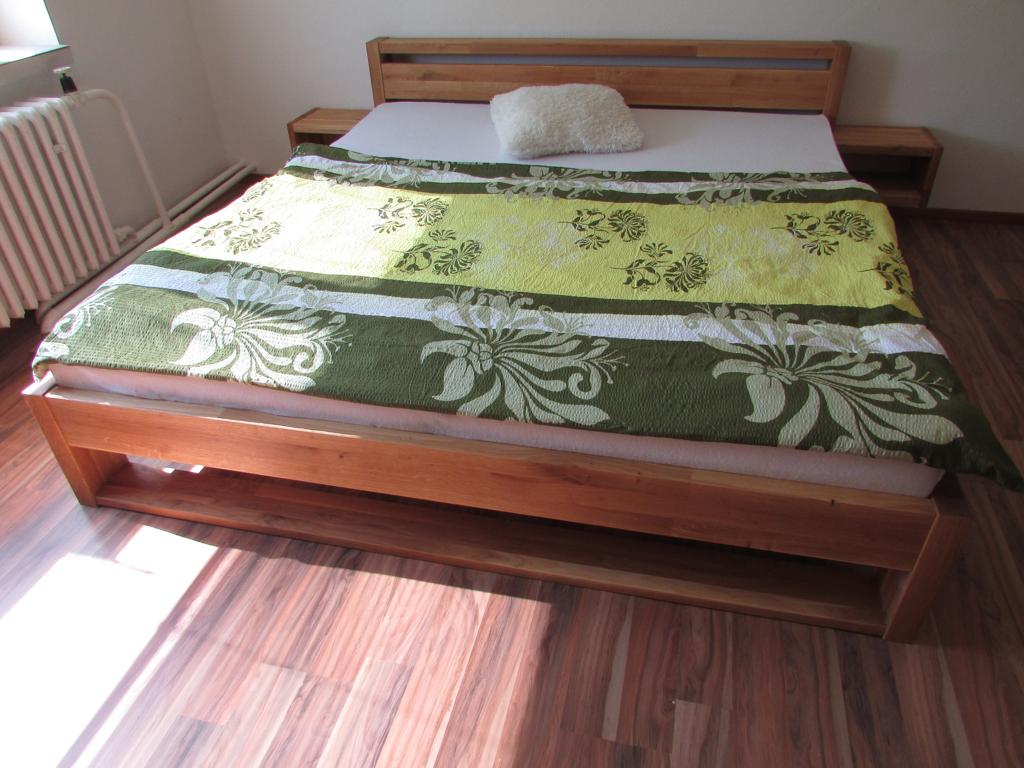 Luxusná dubová manželská posteľ NINA + zdarma 2 stolíky