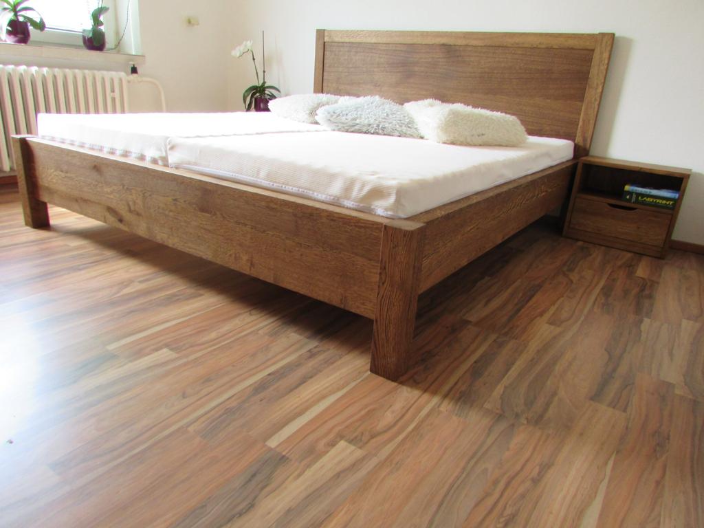 Luxusná dubová posteľ Klára + zdarma 2 masívne stolíky